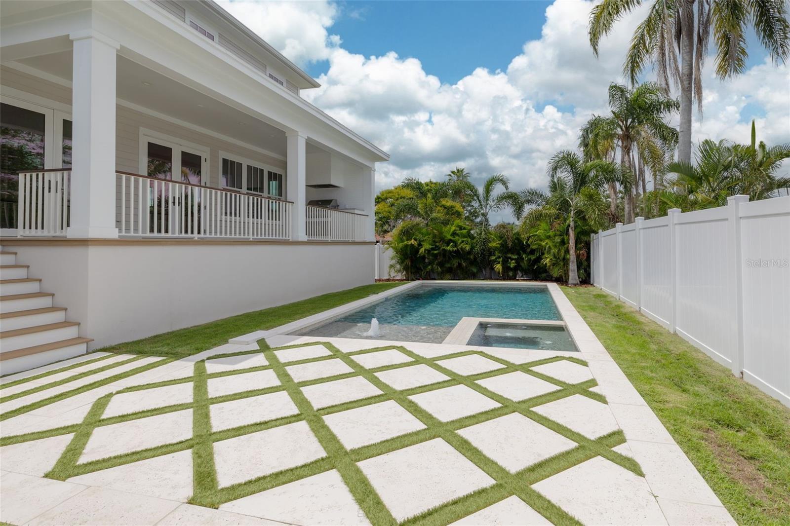 323 Appian Way NE  St Petersburg FL 33704 photo