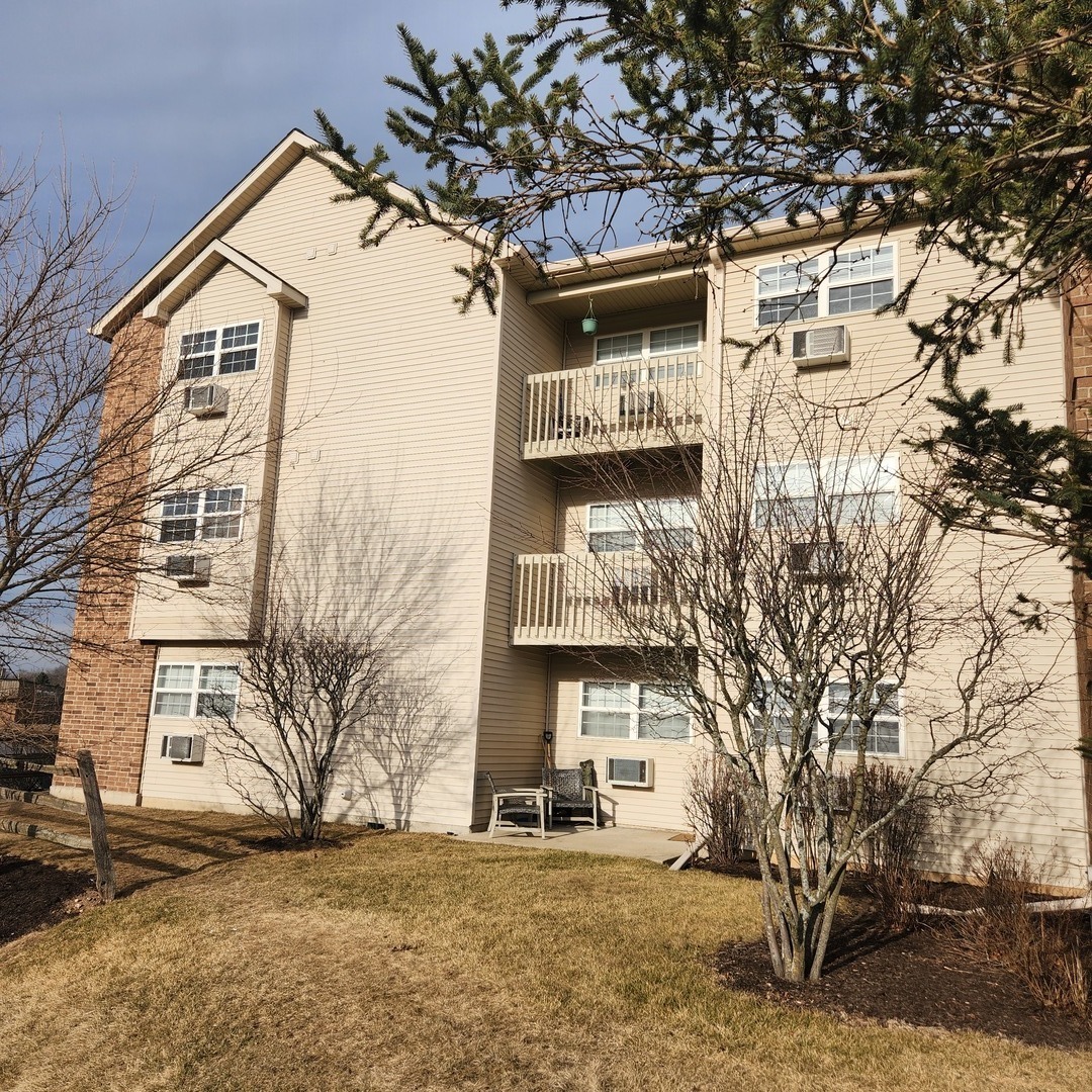 Property Photo: 400 Cunat Boulevard 3F IL 60071
