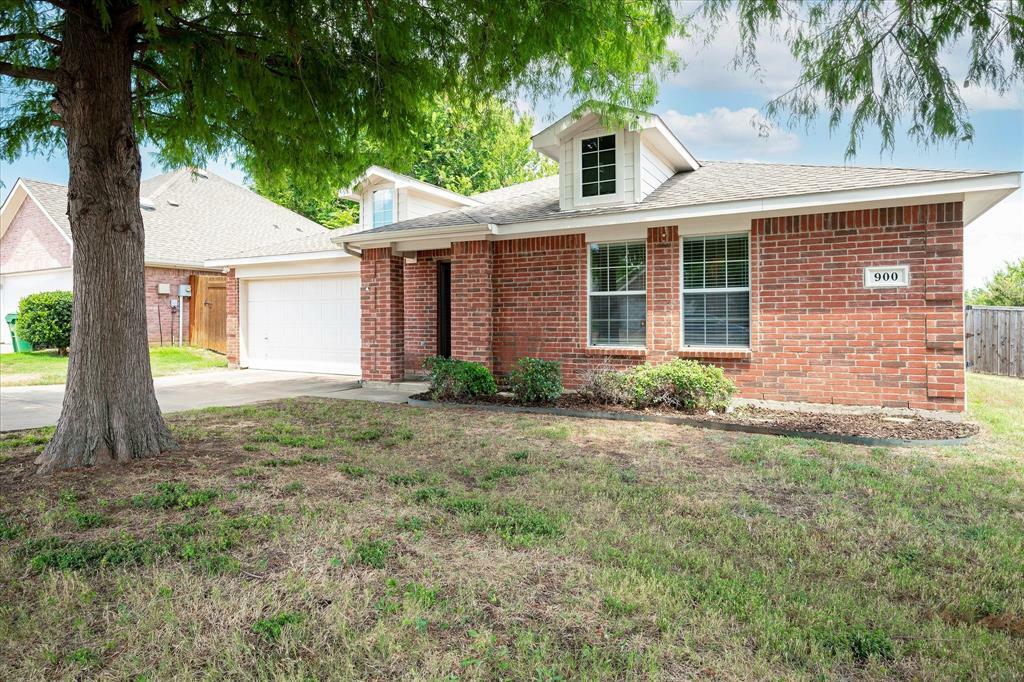 Property Photo:  900 Chase Lane  TX 76209 