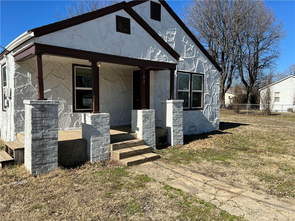 Property Photo:  702 N Kansas Street  AR 72764 