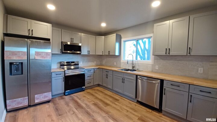 Property Photo: 822 6th Avenue South IA 52732