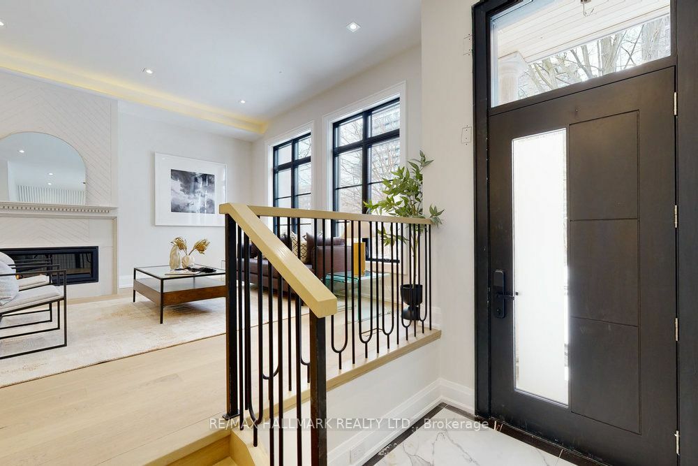 Property Photo:  81A Oriole Rd  ON M4V 2G2 