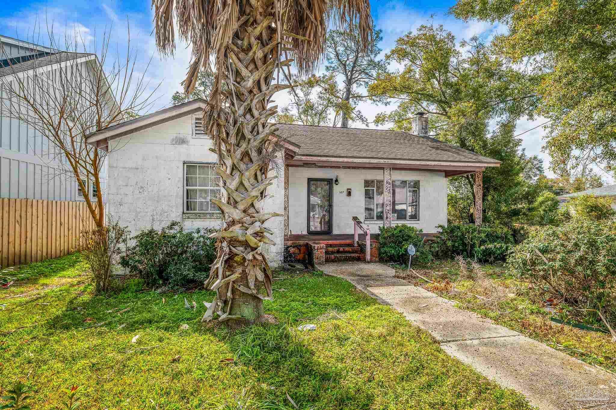 Property Photo:  907 W Intendencia St  FL 32502 