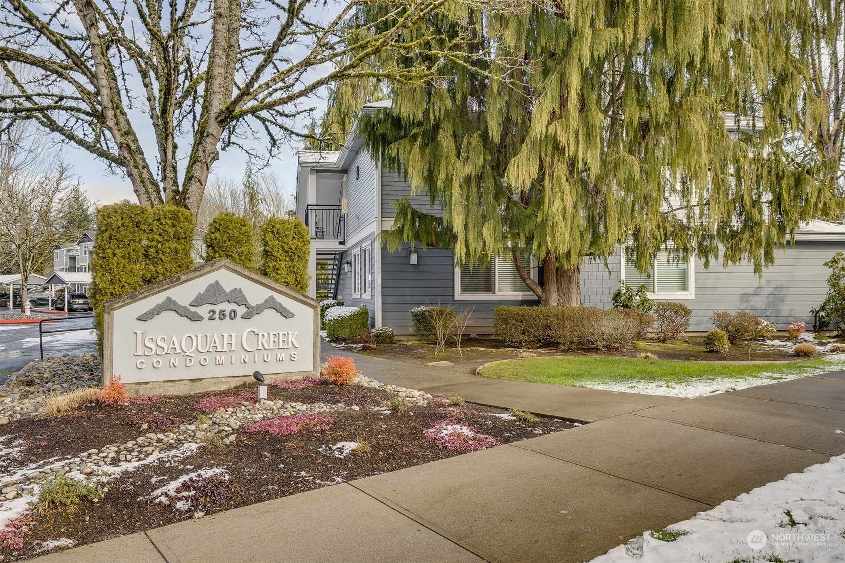 Property Photo:  250 NW Dogwood Street D-201  WA 98027 