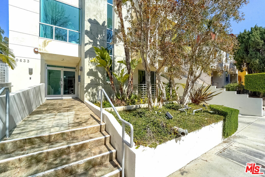 Property Photo:  10633   Eastborne Ave Ph2  CA 90024 