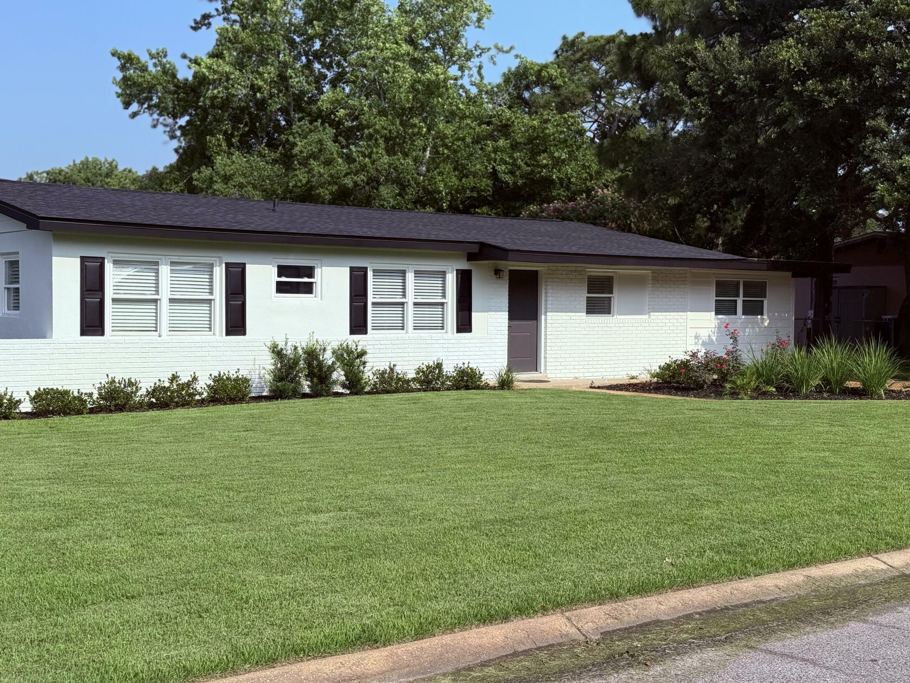 Property Photo: 601 Blackstone Road FL 32569