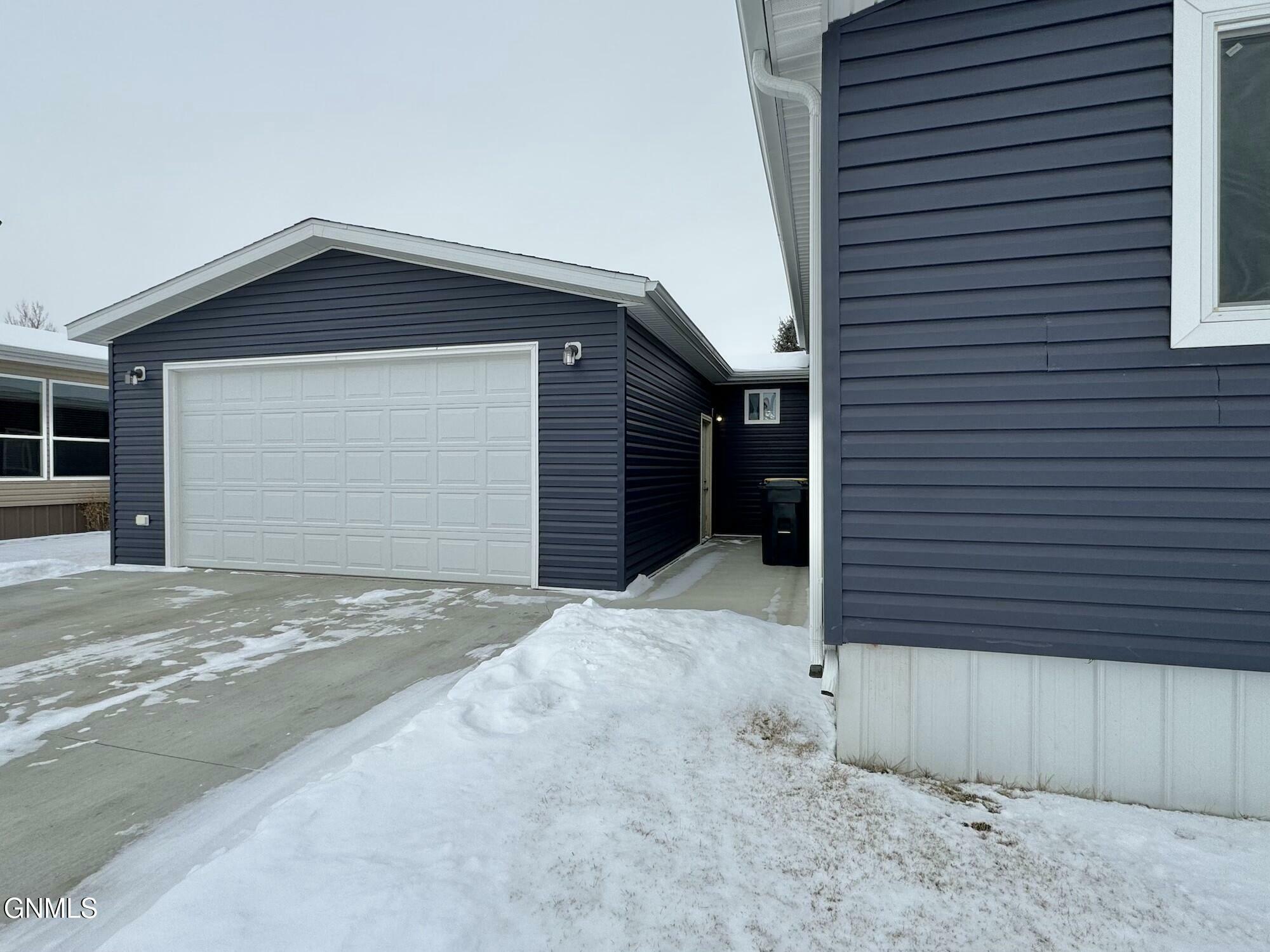 Property Photo:  1614 Fox Drive SE  ND 58554 