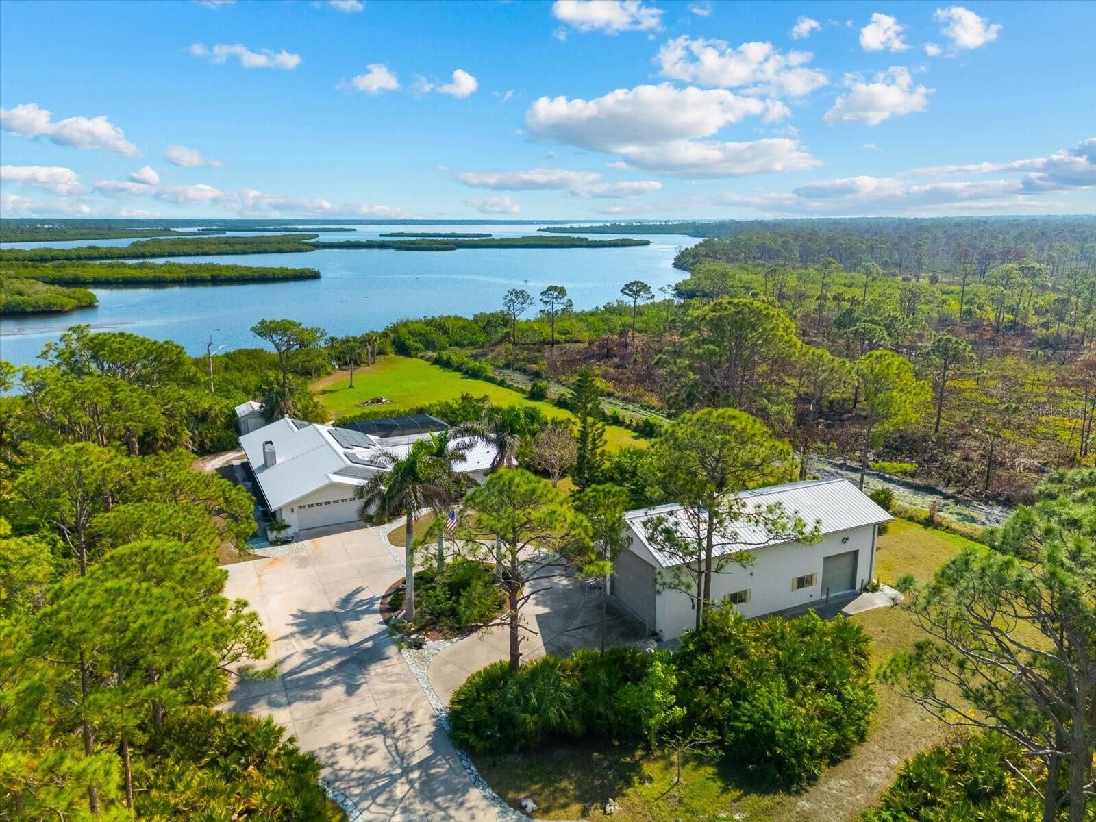 Property Photo: 38 Riverfront Drive FL 34293