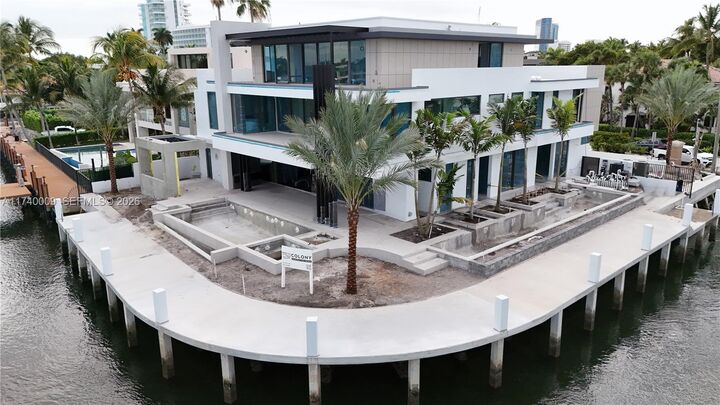 Property Photo: 1400 W Lake Dr FL 33316