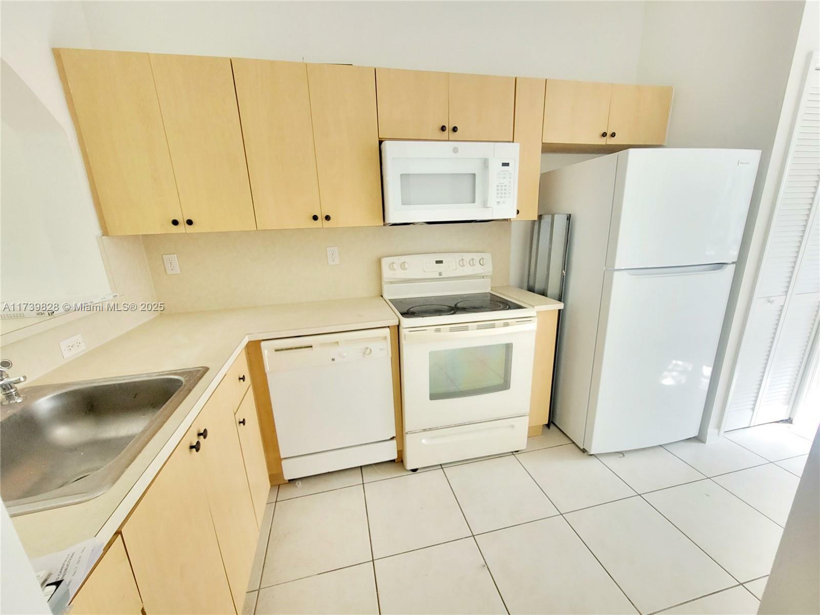 Property Photo:  1240 SE 31st Ct 202-32  FL 33035 