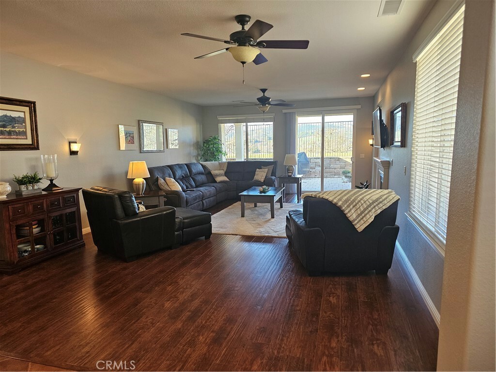 Property Photo:  2433 Traditions Loop  CA 93446 