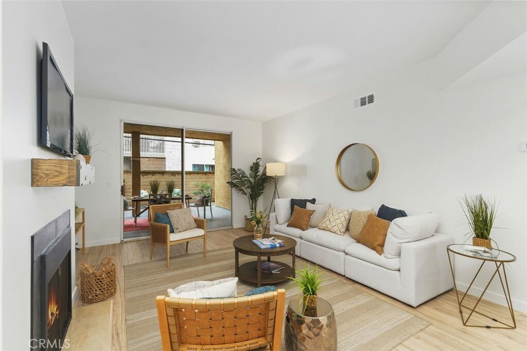 Property Photo:  384 Redondo Avenue 204  CA 90814 