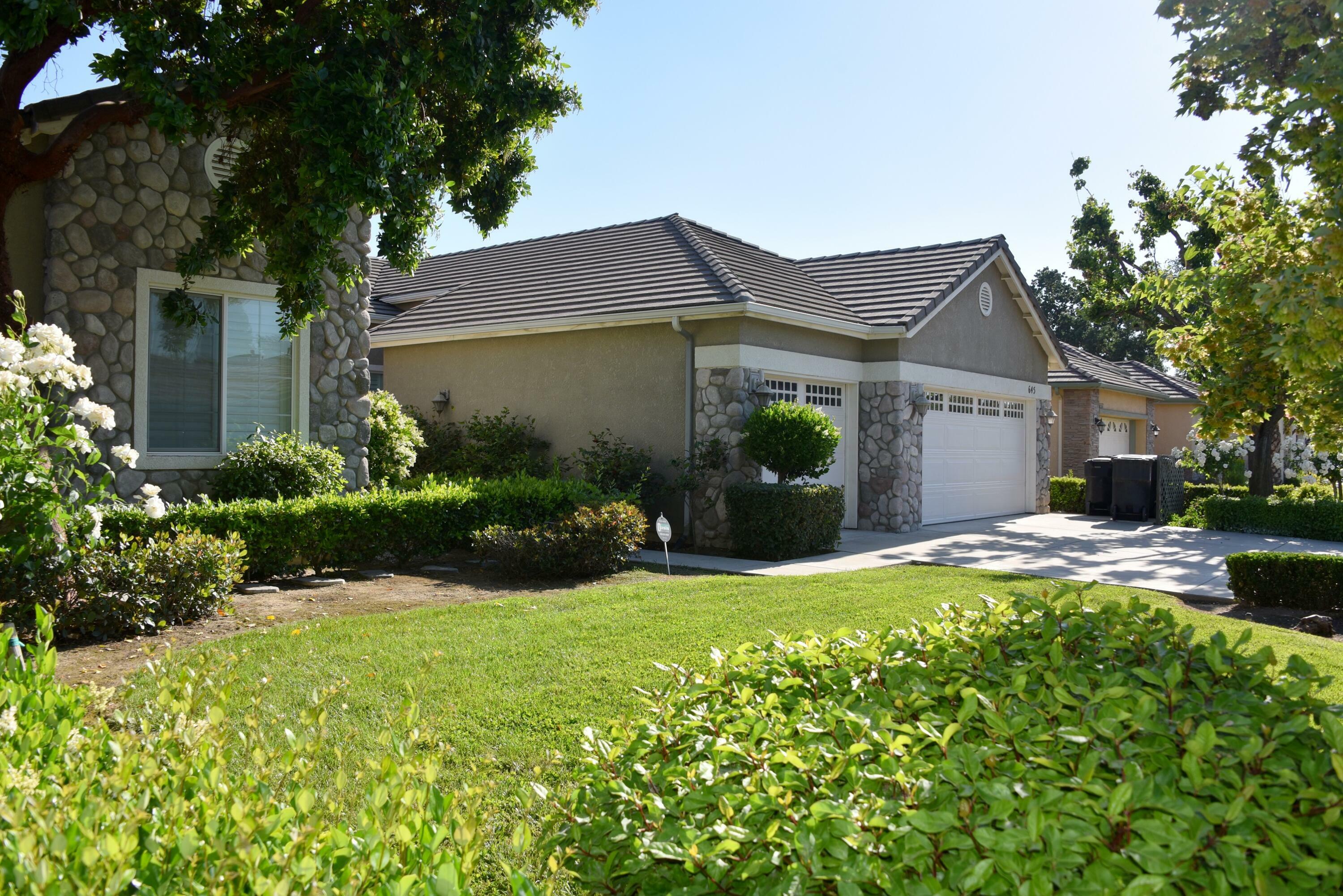 Property Photo: 645 E Chestnut Avenue CA 93292