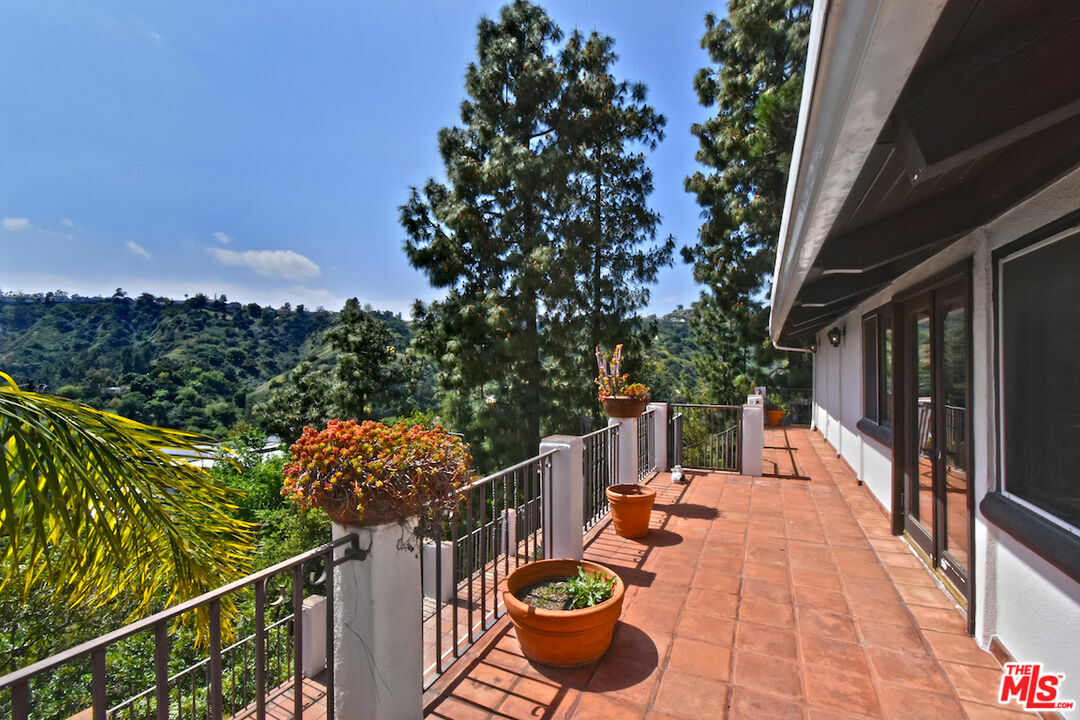 Property Photo:  2901 Benedict Canyon Drive  CA 90210 