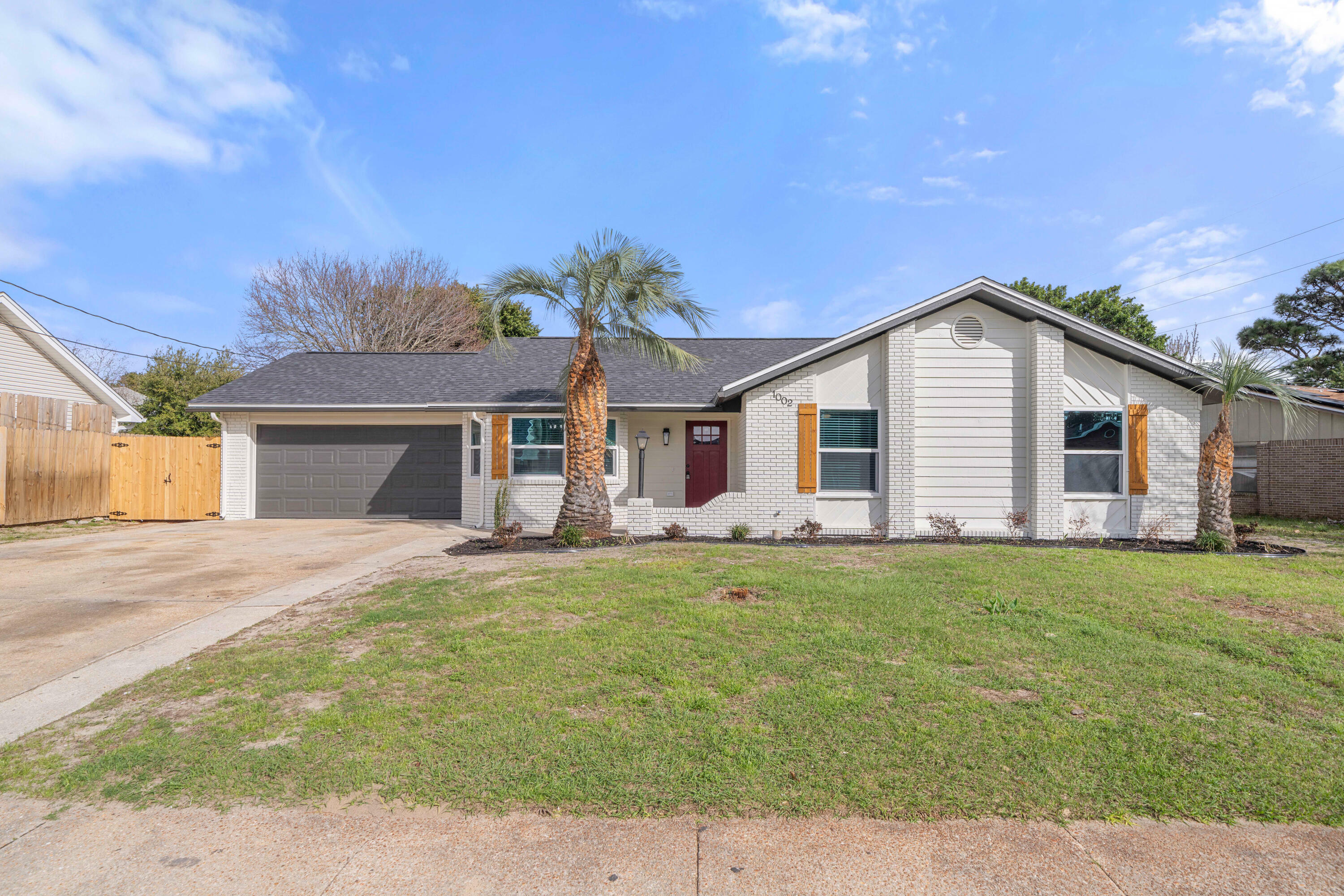 Property Photo:  1002 Quail Hollow Drive  FL 32569 