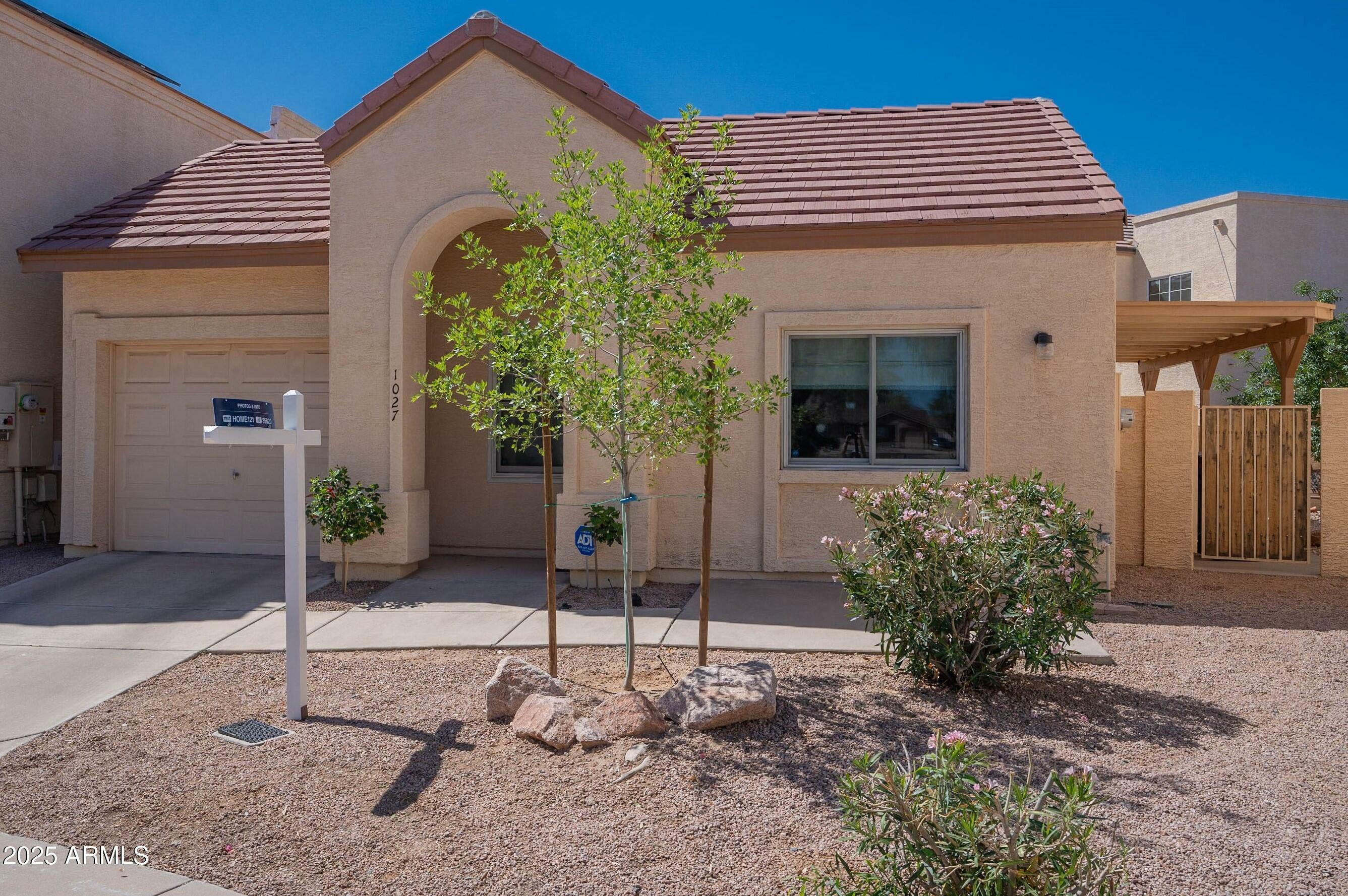 Property Photo: 1027 W Julie Drive AZ 85283
