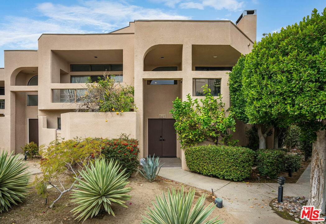 Property Photo: 869 Village Sq CA 92262