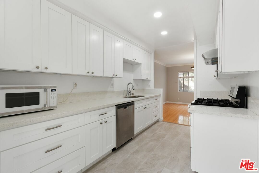 Property Photo: 837 S Windsor Blvd CA 90005