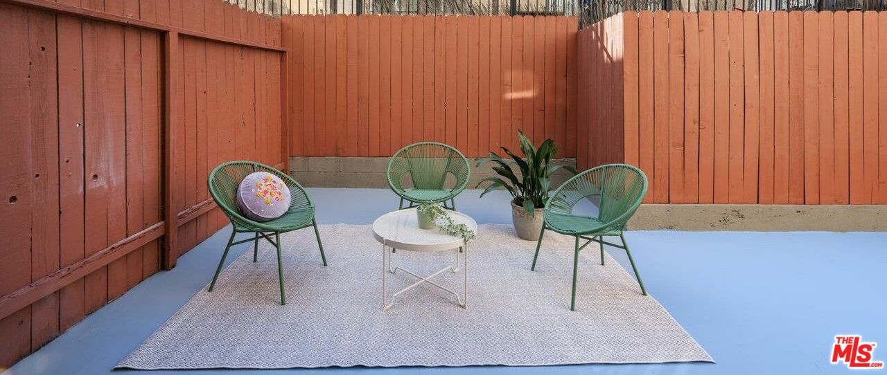 Property Photo:  4255  W 5th St 106  CA 90020 