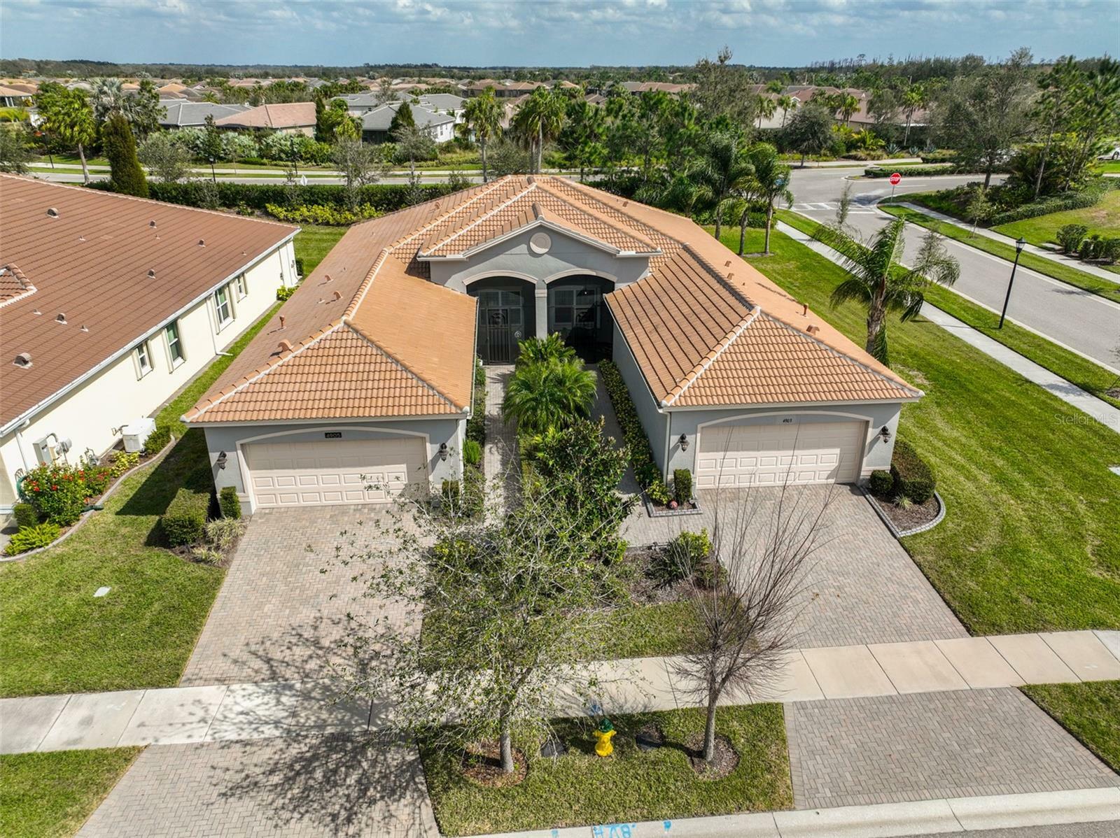 Property Photo:  4903 Avila Lakes Drive  FL 33598 