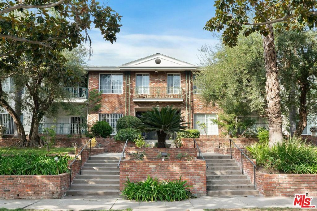 Property Photo: 837 S Windsor Boulevard 3 CA 90005