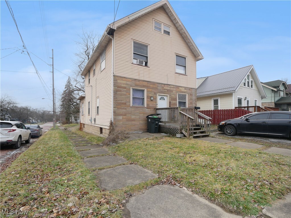 Property Photo:  428 Bonnie Brae Avenue SE  OH 44484 