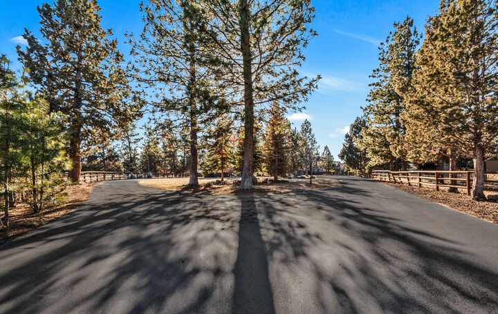 Property Photo: 18790 Hakamore Drive OR 97703