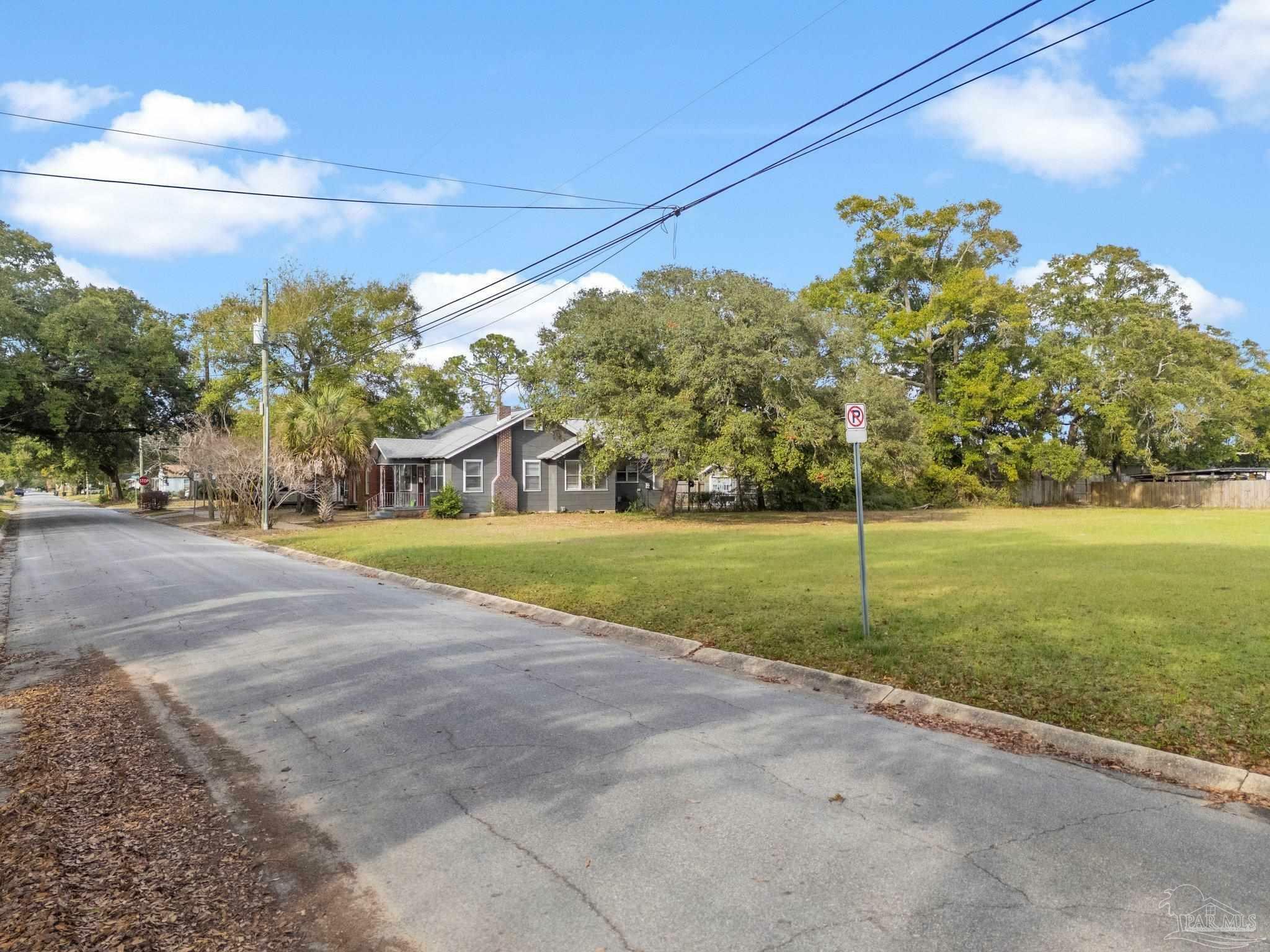 Property Photo:  1702 N Baylen St  FL 32501 