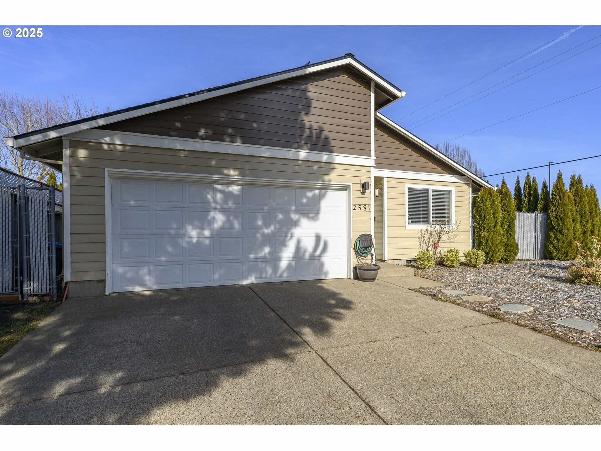 Property Photo: 2581 NE Norton Ct OR 97128