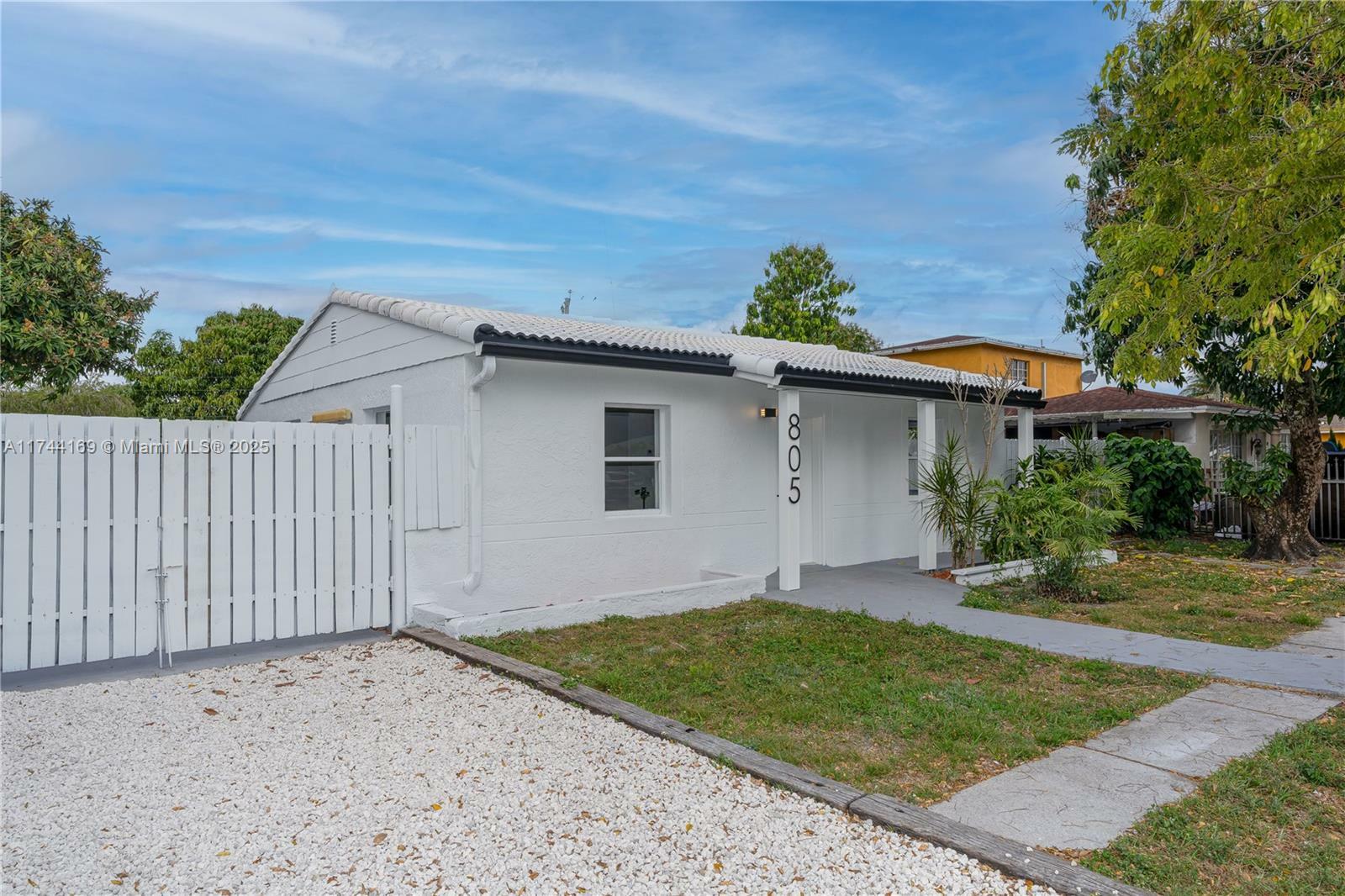 Property Photo: 805 Sultan Ave FL 33054