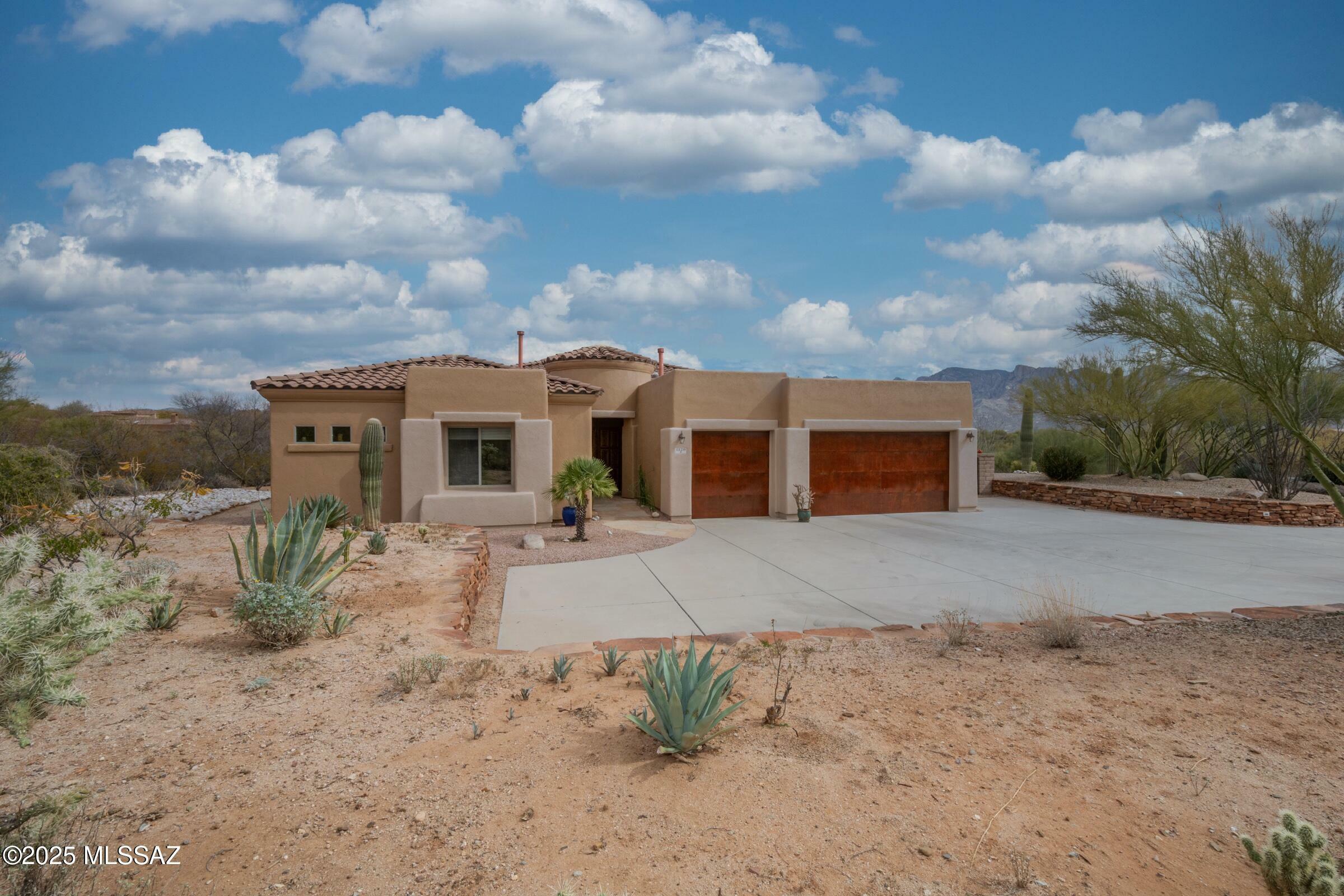 Property Photo:  1120 W Green Pebble Drive  AZ 85755 