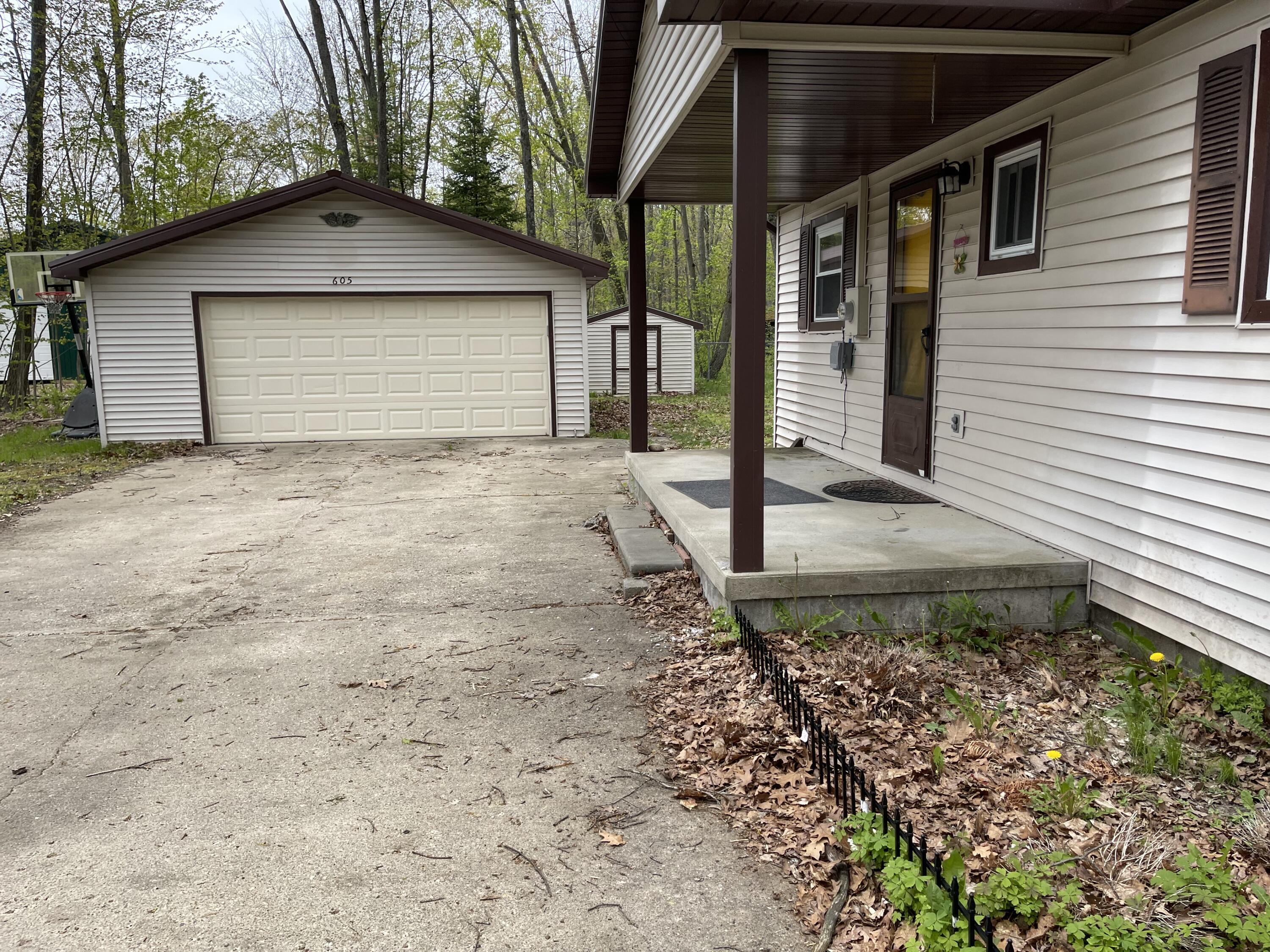 Property Photo: 605 Englewood Drive MI 48653