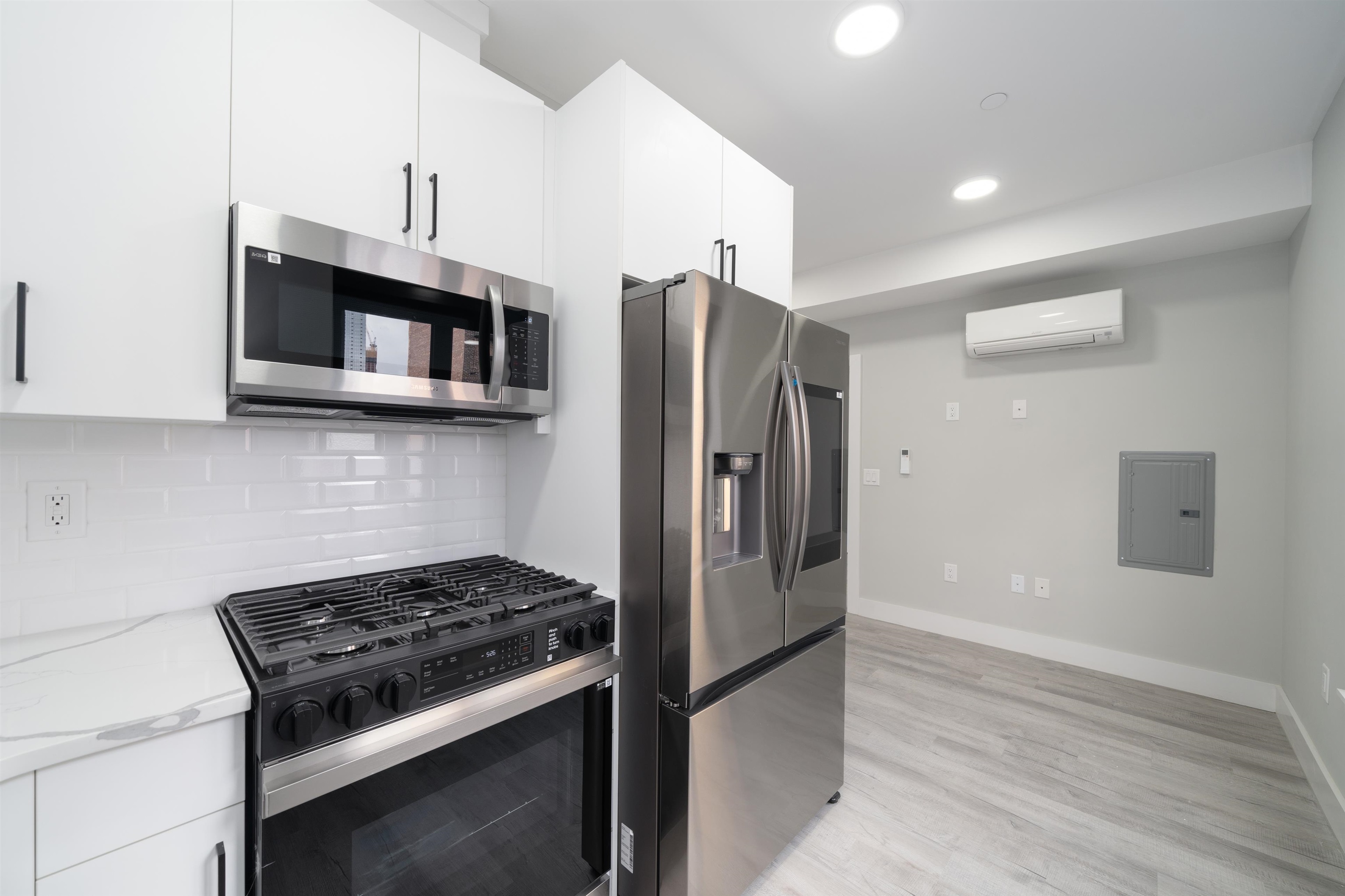 Property Photo:  80 Romaine Ave 4D  NJ 07306 