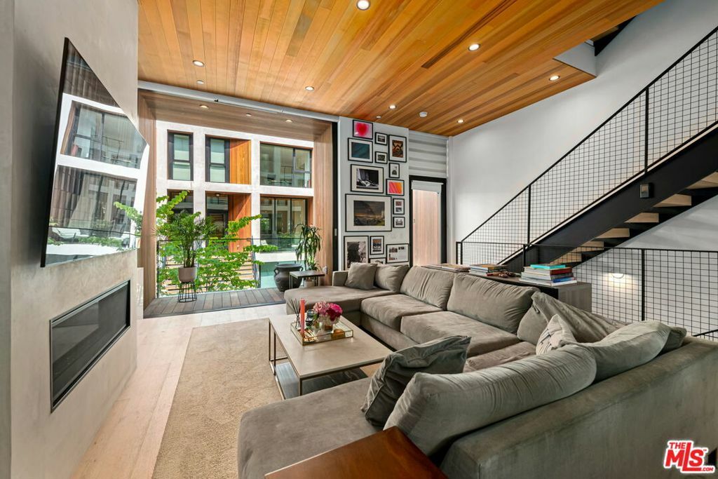 Property Photo: 618 S Van Ness Avenue 3 CA 90005
