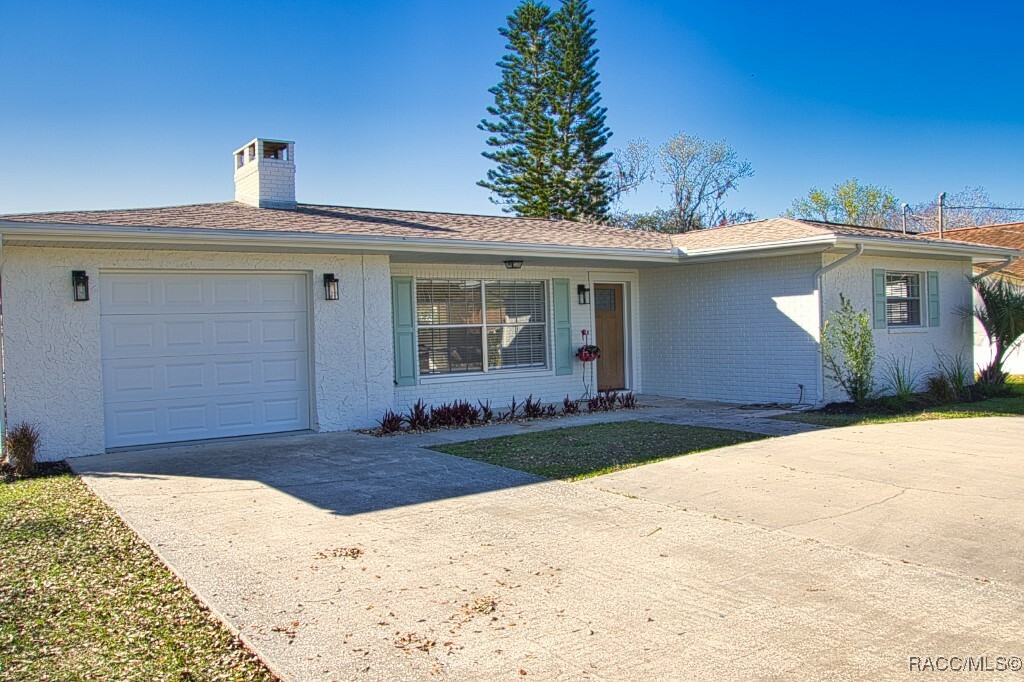 Property Photo:  1300 SE 4th Avenue  FL 34429 