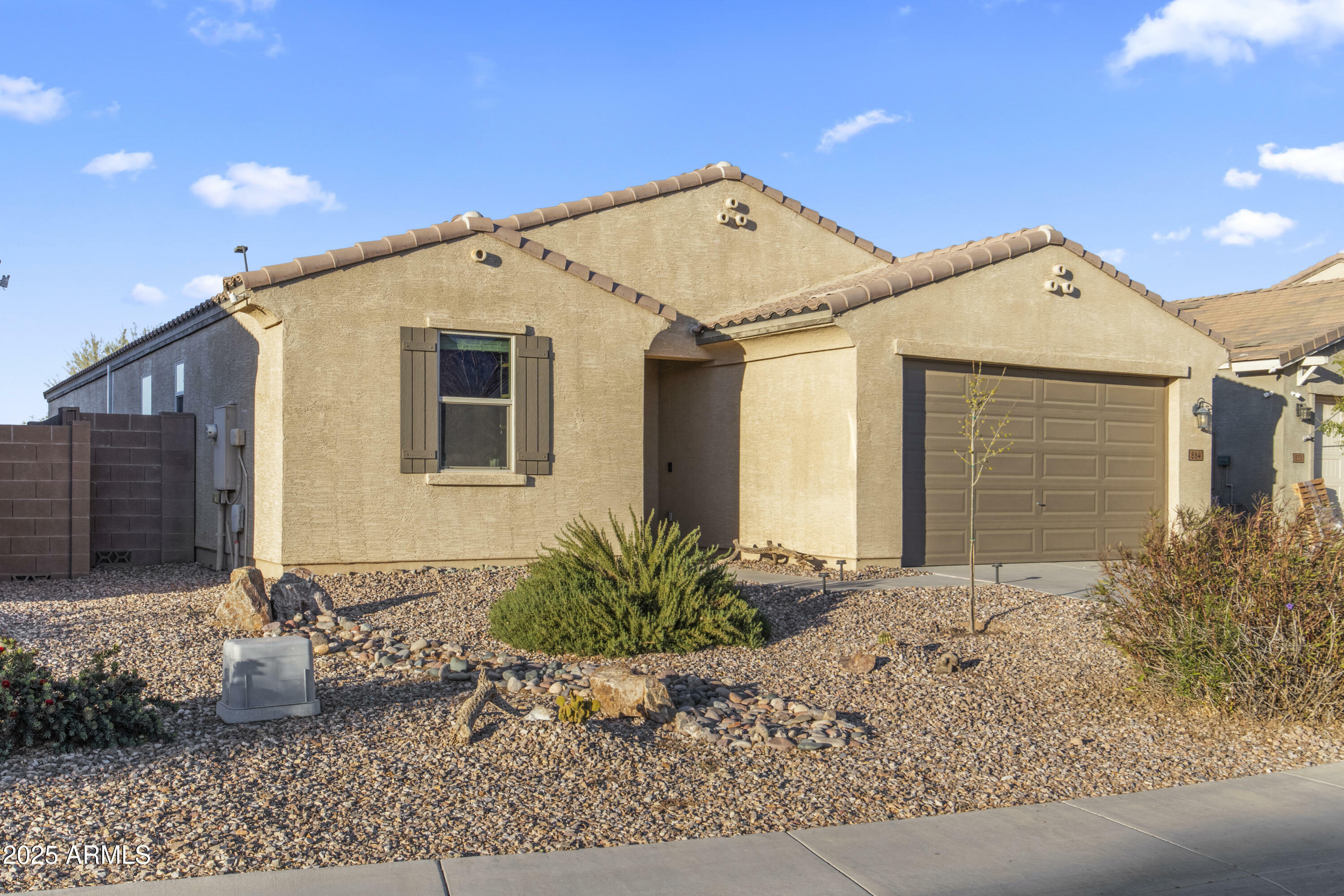 Property Photo:  864 W Blue Ridge Drive  AZ 85140 