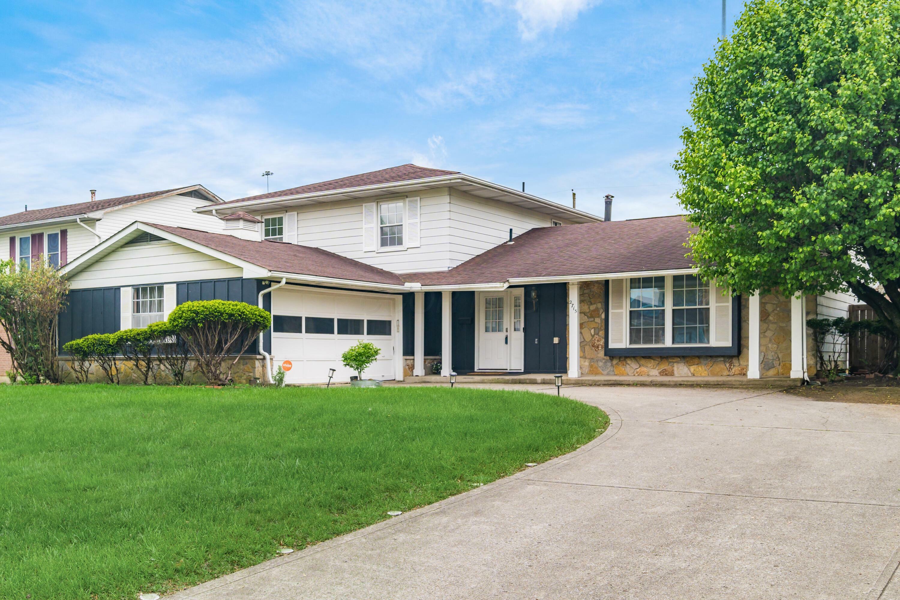 Property Photo: 2715 Kenview S Road OH 43209