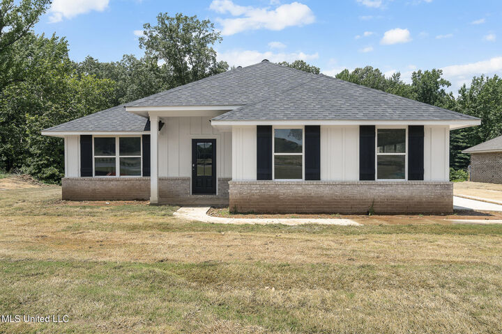 Property Photo: 4185 W Olivia Circle MS 38654
