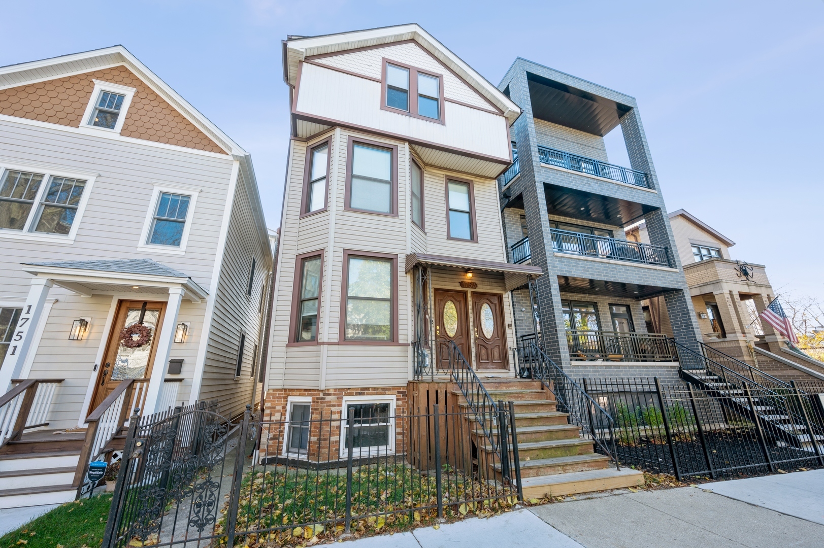 1753 W Cornelia Avenue  Chicago IL 60657 photo