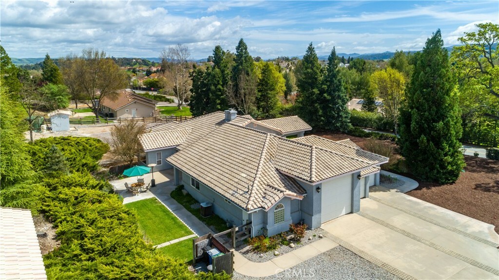 Property Photo: 185 Helgren Court CA 93465