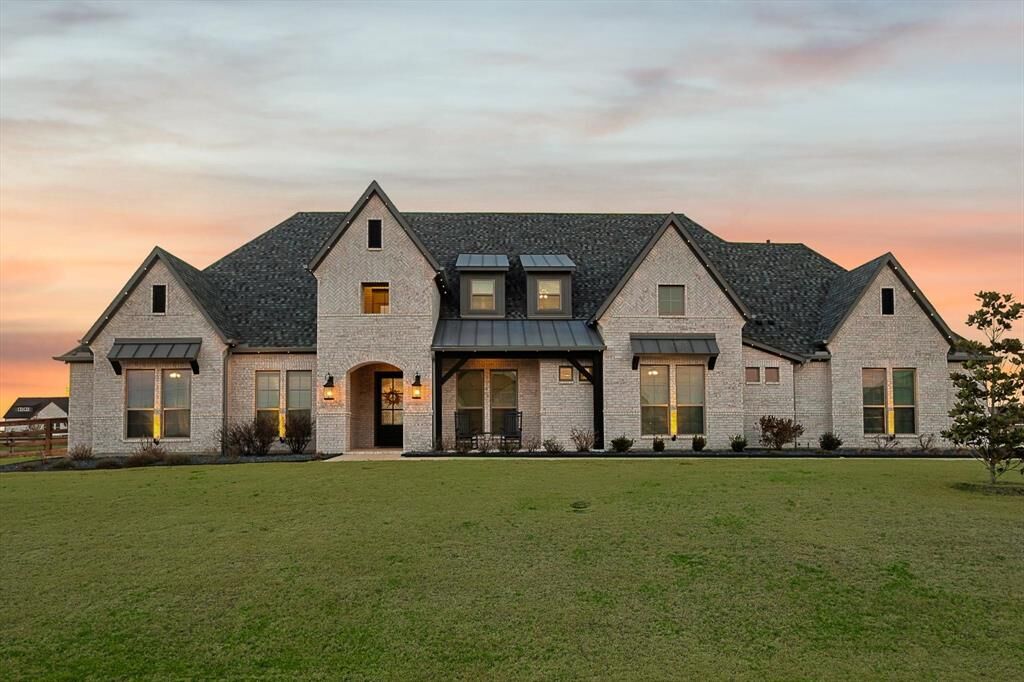 Property Photo: 516 Westcreek Lane TX 76226