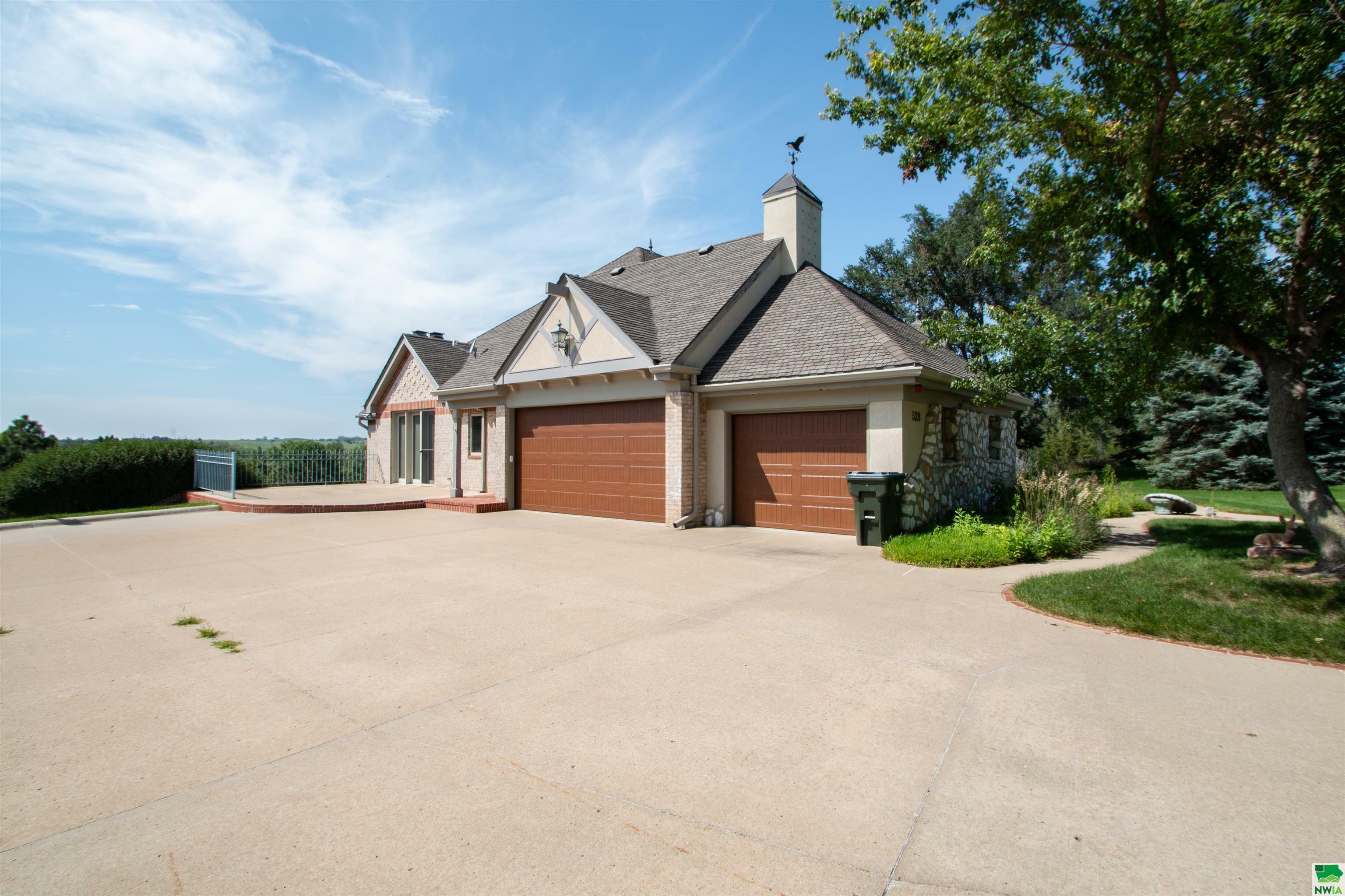 Property Photo:  528 Pelletier Drive  IA 51104 