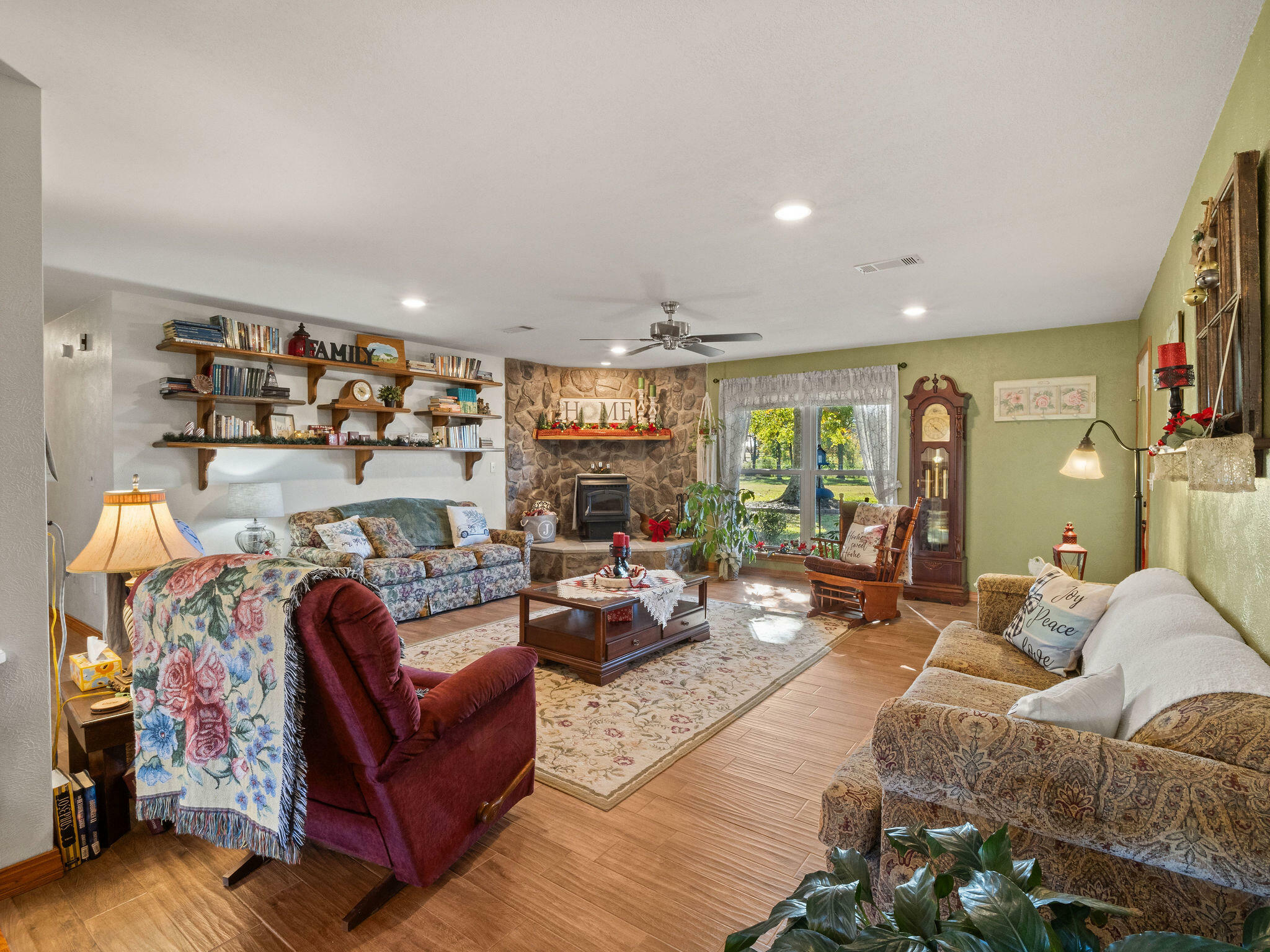 Property Photo: 270 Bluebird Ln LA 70634