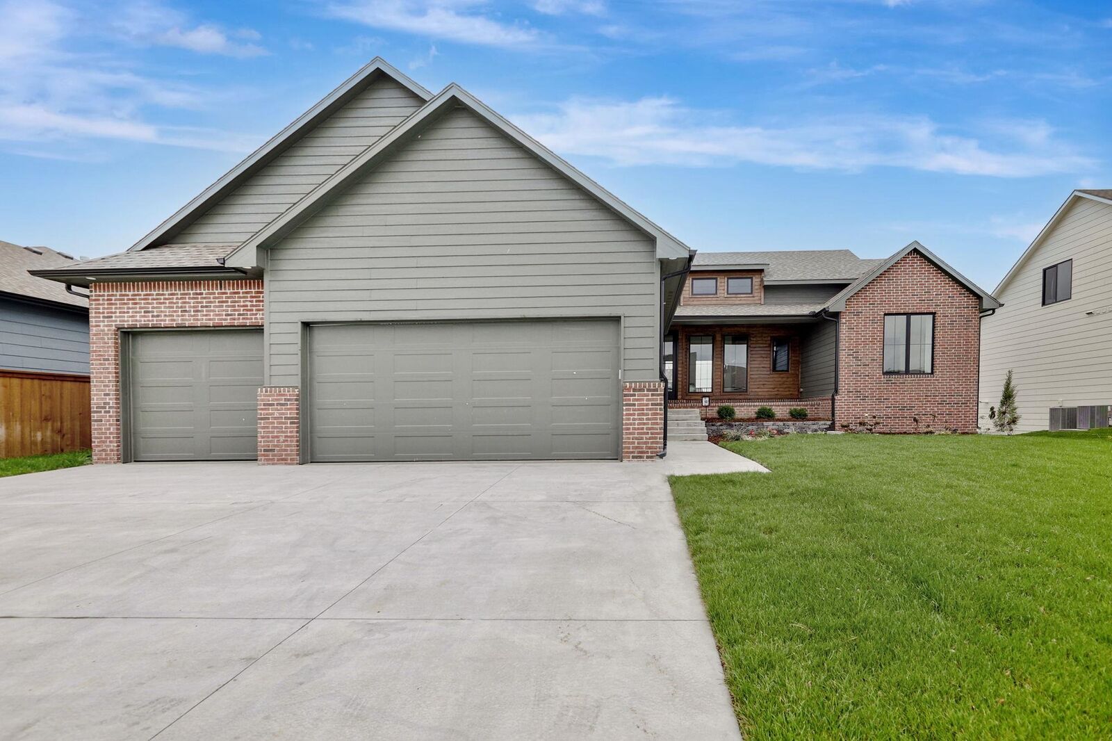 Property Photo:  1206 W Lakeway Ct  KS 67002 