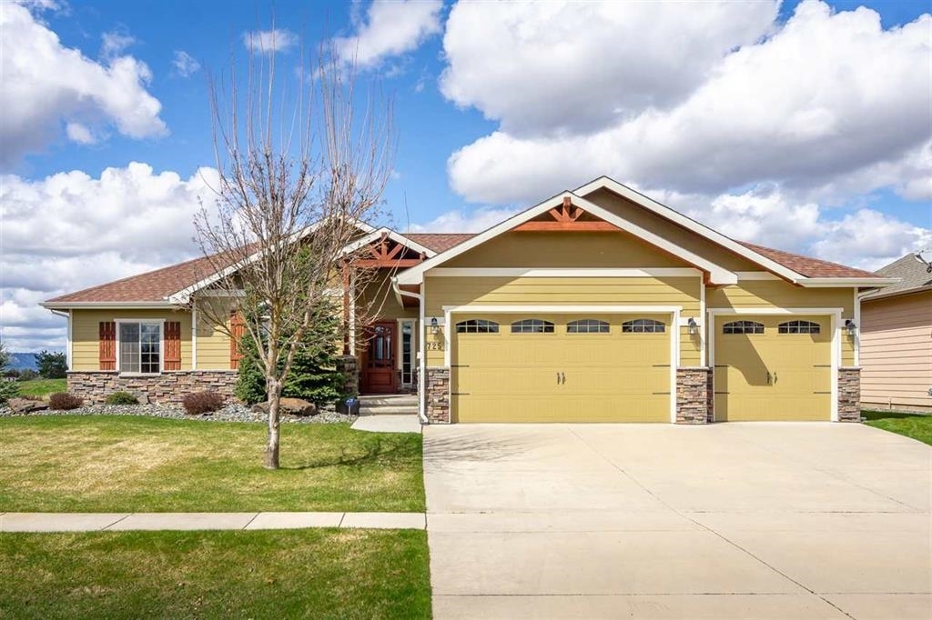 Property Photo: 725 N Country Club Dr WA 99006