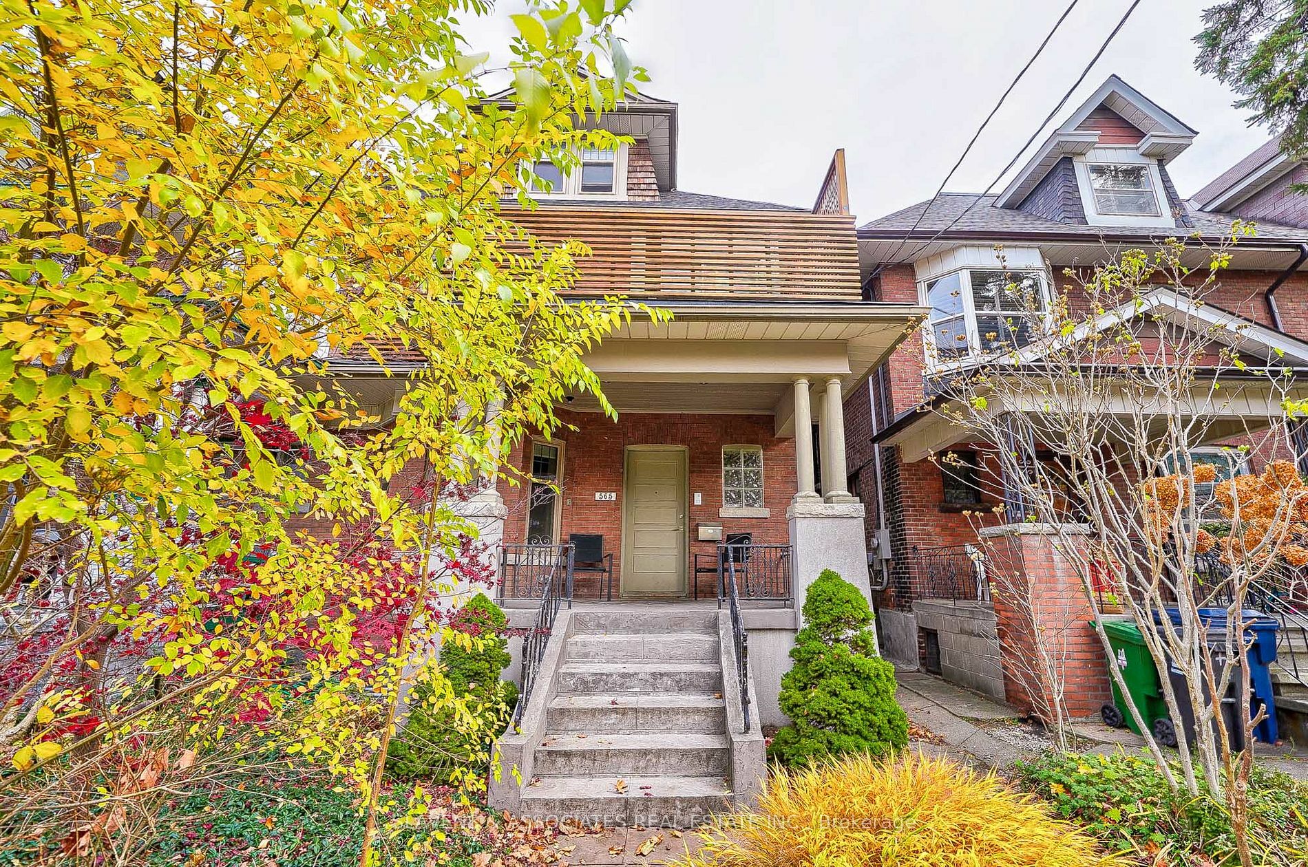 Property Photo:  565 Markham St  ON M6G 2L6 