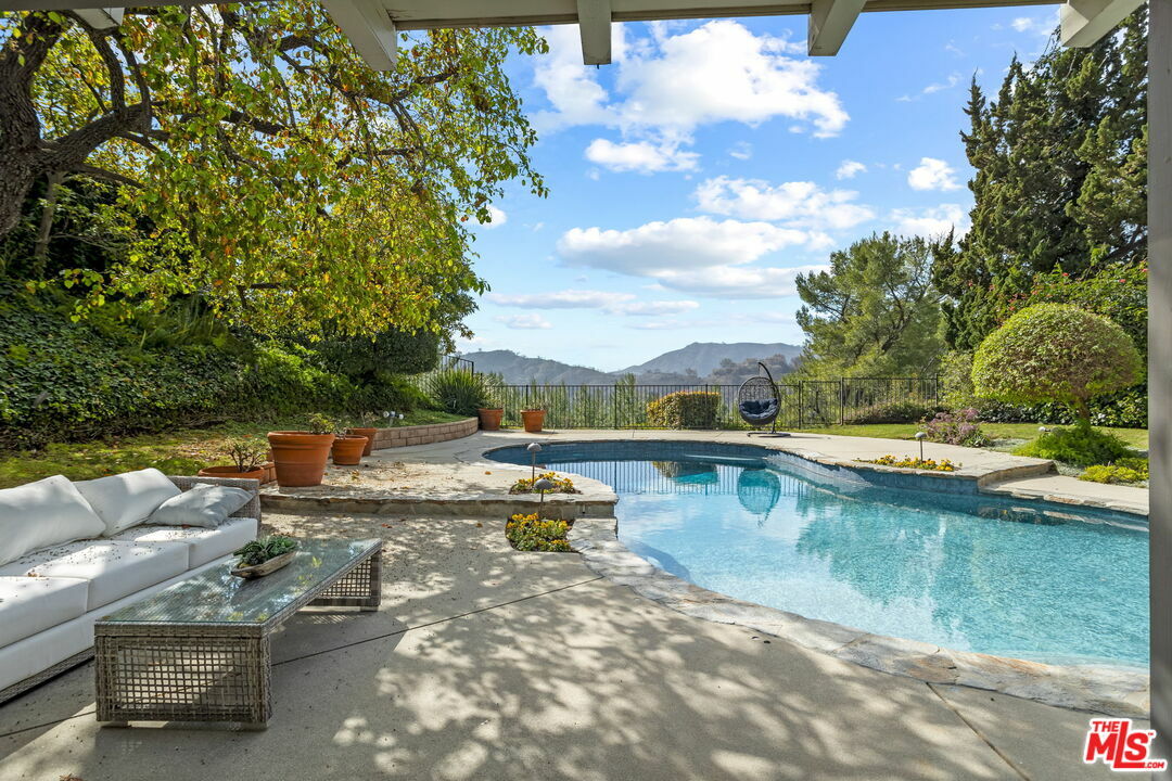 Property Photo:  2501   La Condesa Dr  CA 90049 