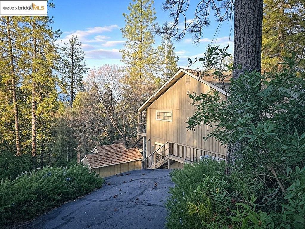 Property Photo: 12098 Hillhurst Cir CA 95321