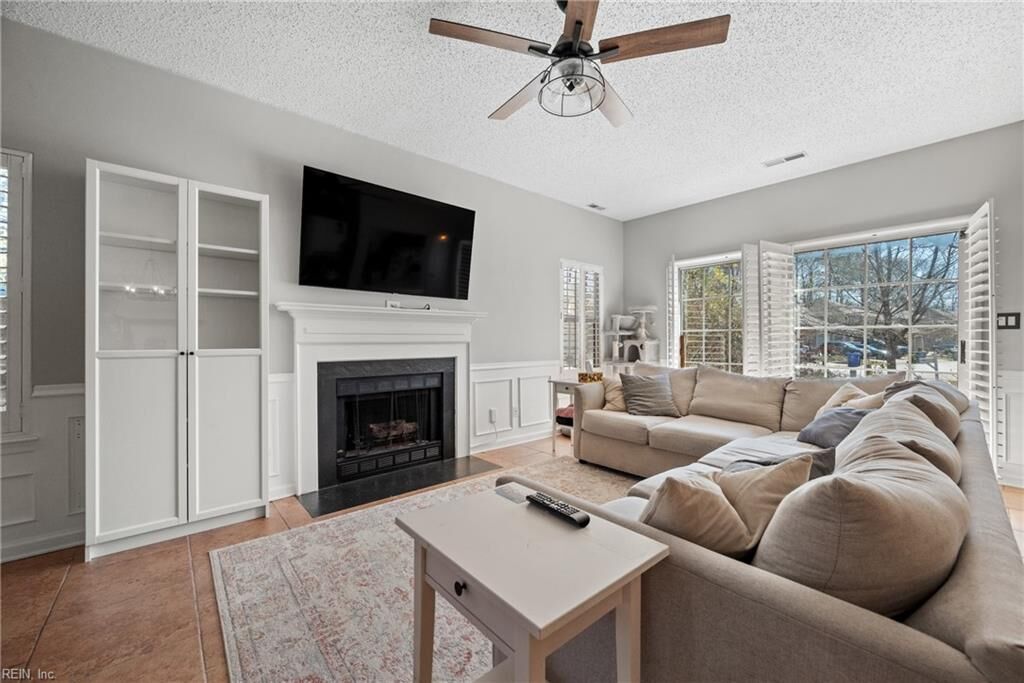 Property Photo: 700 W Willow Point Pl VA 23602