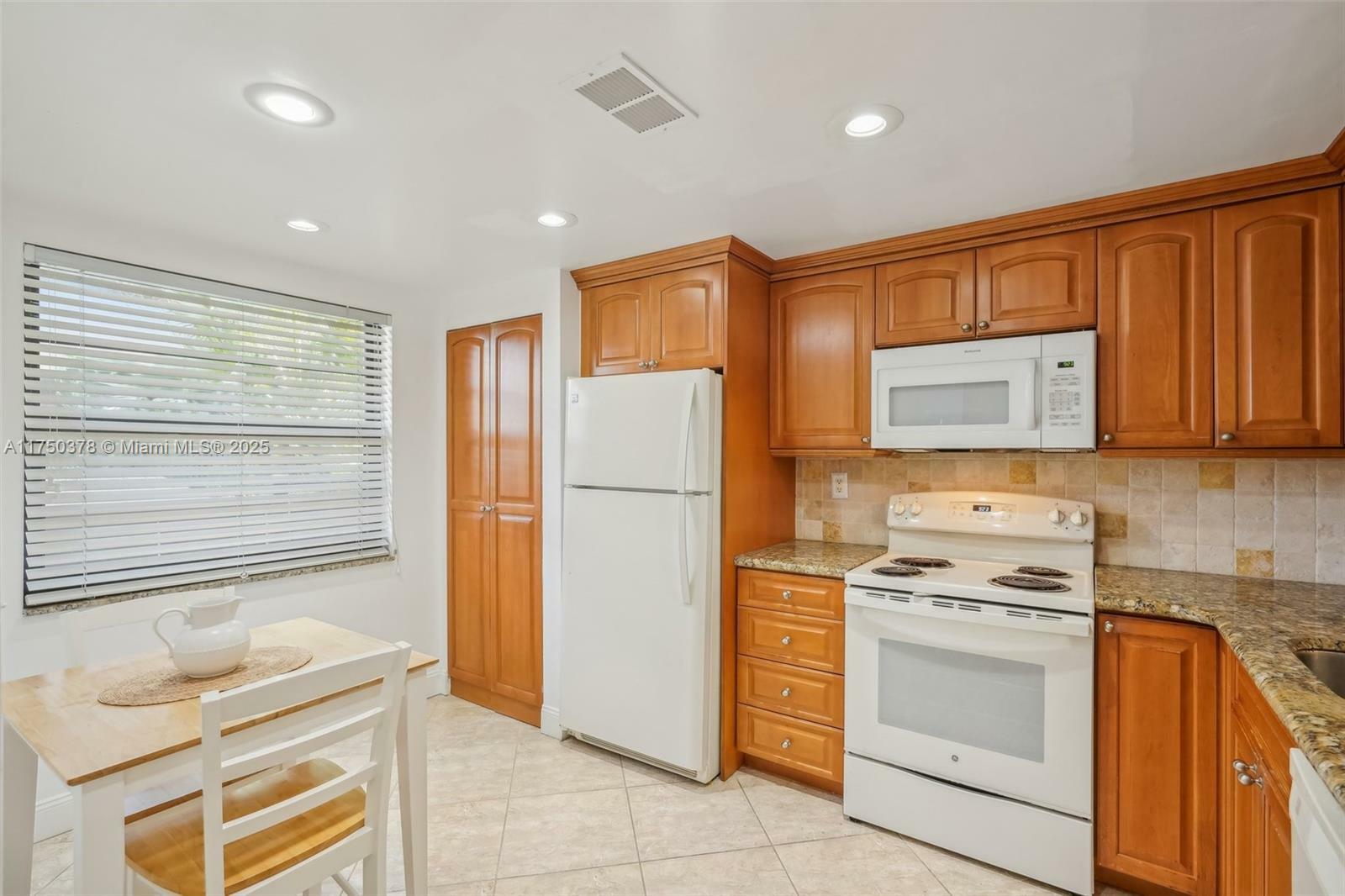 Property Photo:  900 Colony Point Cir 408  FL 33026 